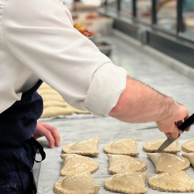 L'artisan Tonton Farine dans son fournil